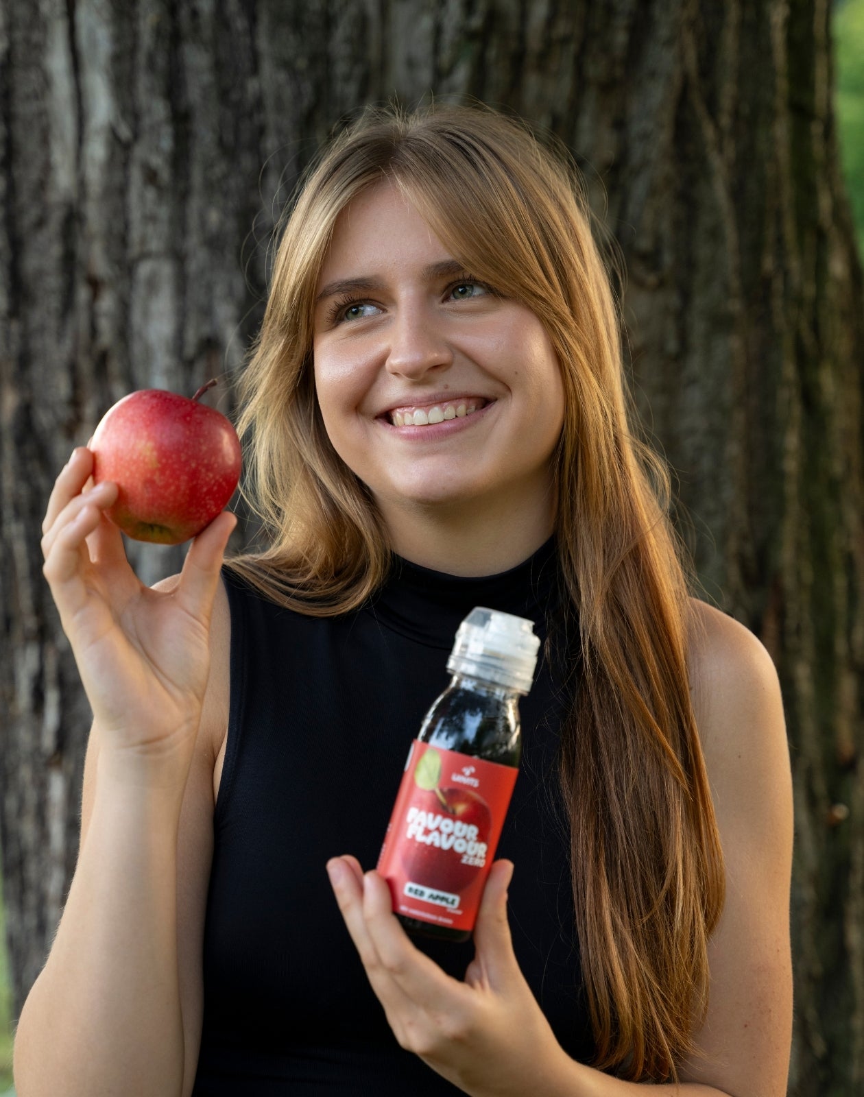 LiqVits FavourFlavour Sirup Konzentrat zuckerfrei Natürliches Aroma Apfel Lifestyle Bild mit Model die einen Apfel hält
