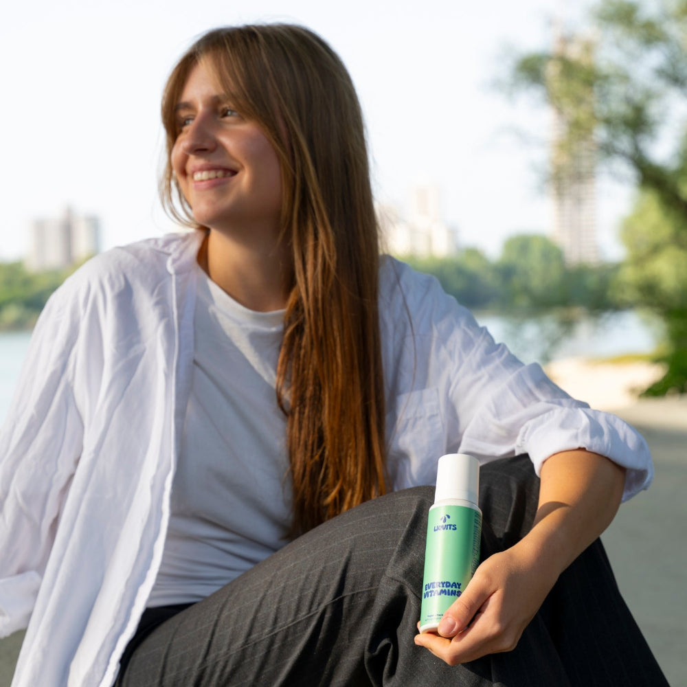LiqVits Everyday Vitamins Lifestyle Bild mit Frau im Sitzen am Ufer