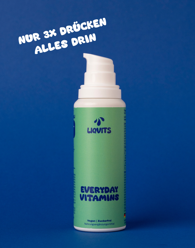 LiqVits Everyday Vitamins Flasche geöffnet und Hinweis Nur 3x drücken, voll versorgt, zur Darstellung der einfachen Nutzung