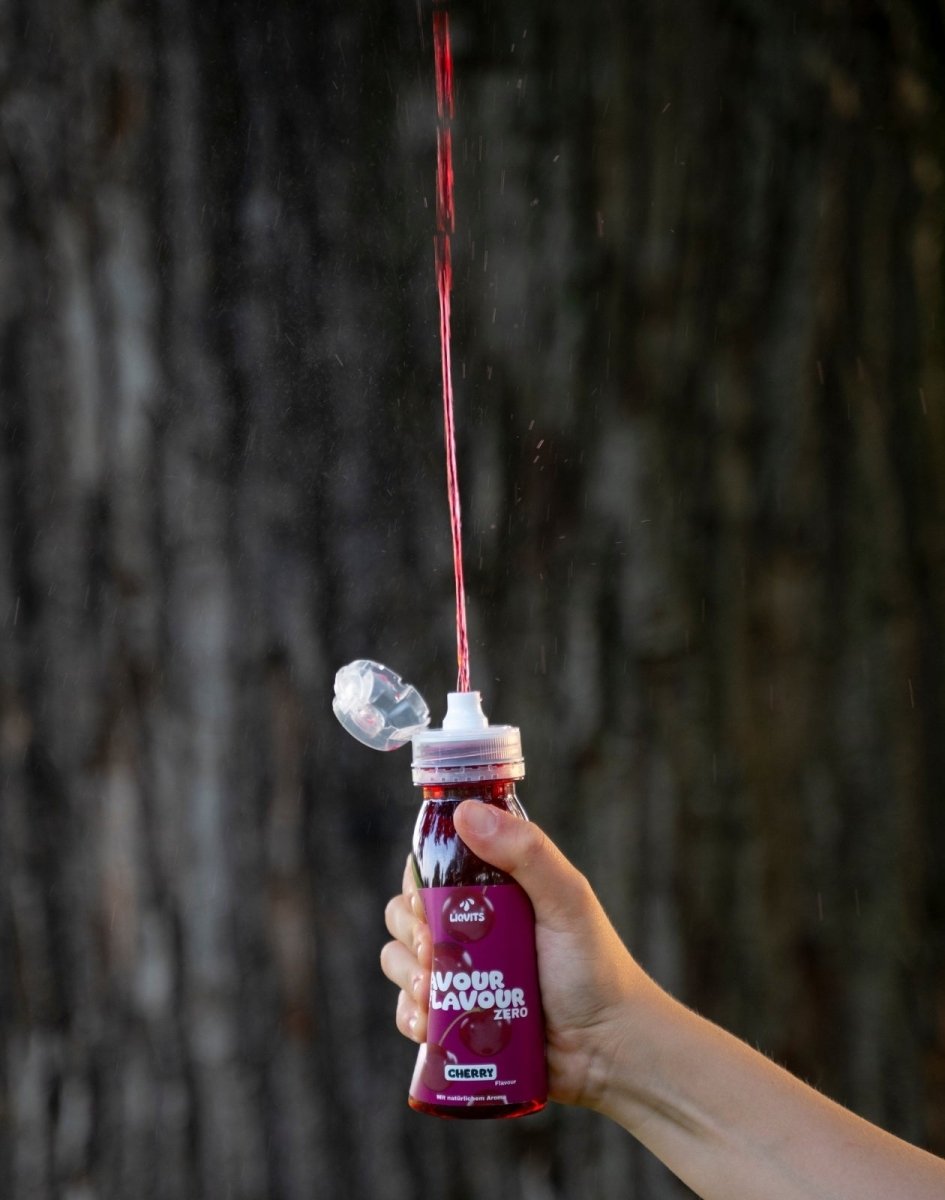 LiqVits FavourFlavour Sirup Konzentrat zuckerfrei Natürliches Aroma Cherry wird gedrückt und Sirup schießt in die Luft