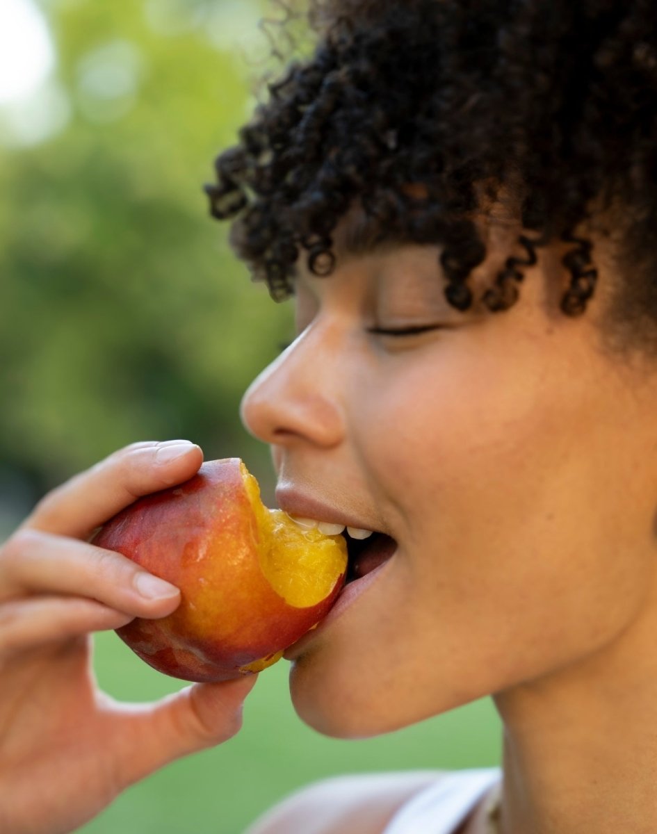 LiqVits FavourFlavour Sirup Konzentrat zuckerfrei Natürliches Aroma Ice Tea Peach Lifestyle Bild in Pfirsich beißen