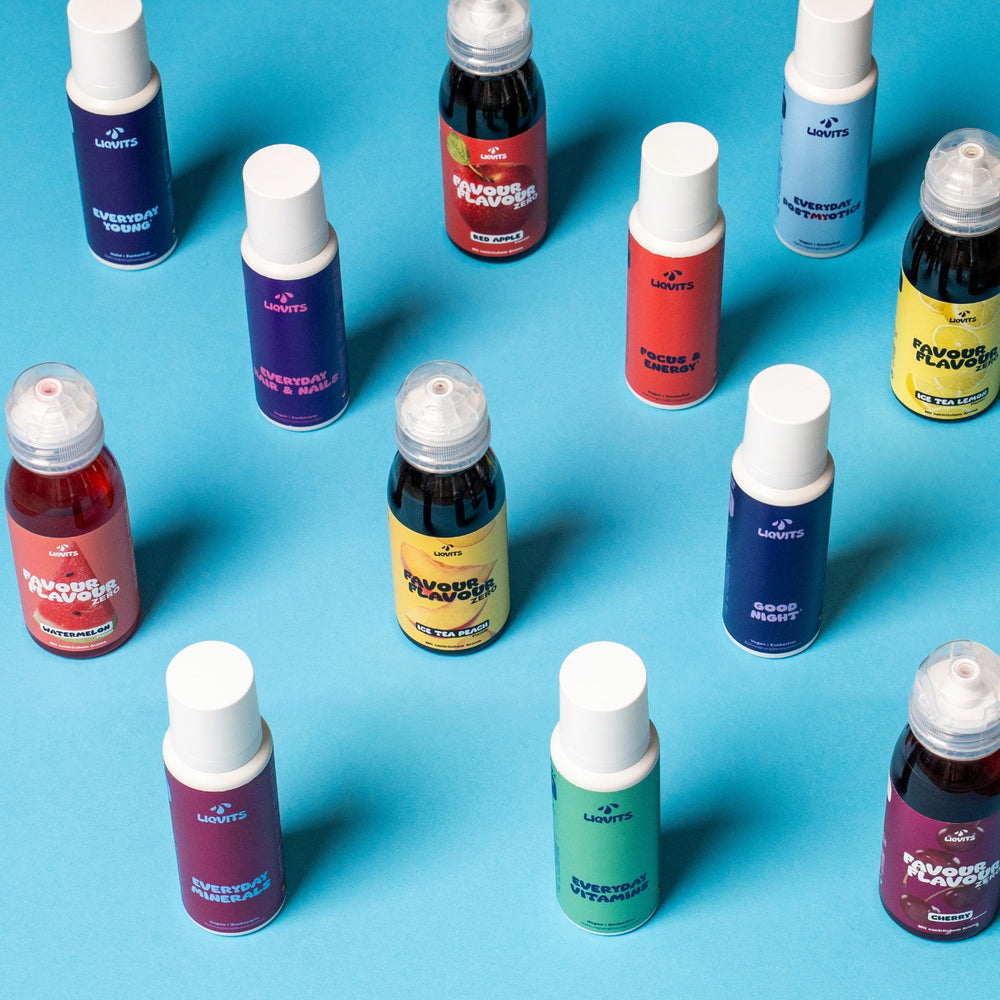 LiqVits und Favour Flavours mit großem Abstand aufgestellt mit blauem Hintergrund