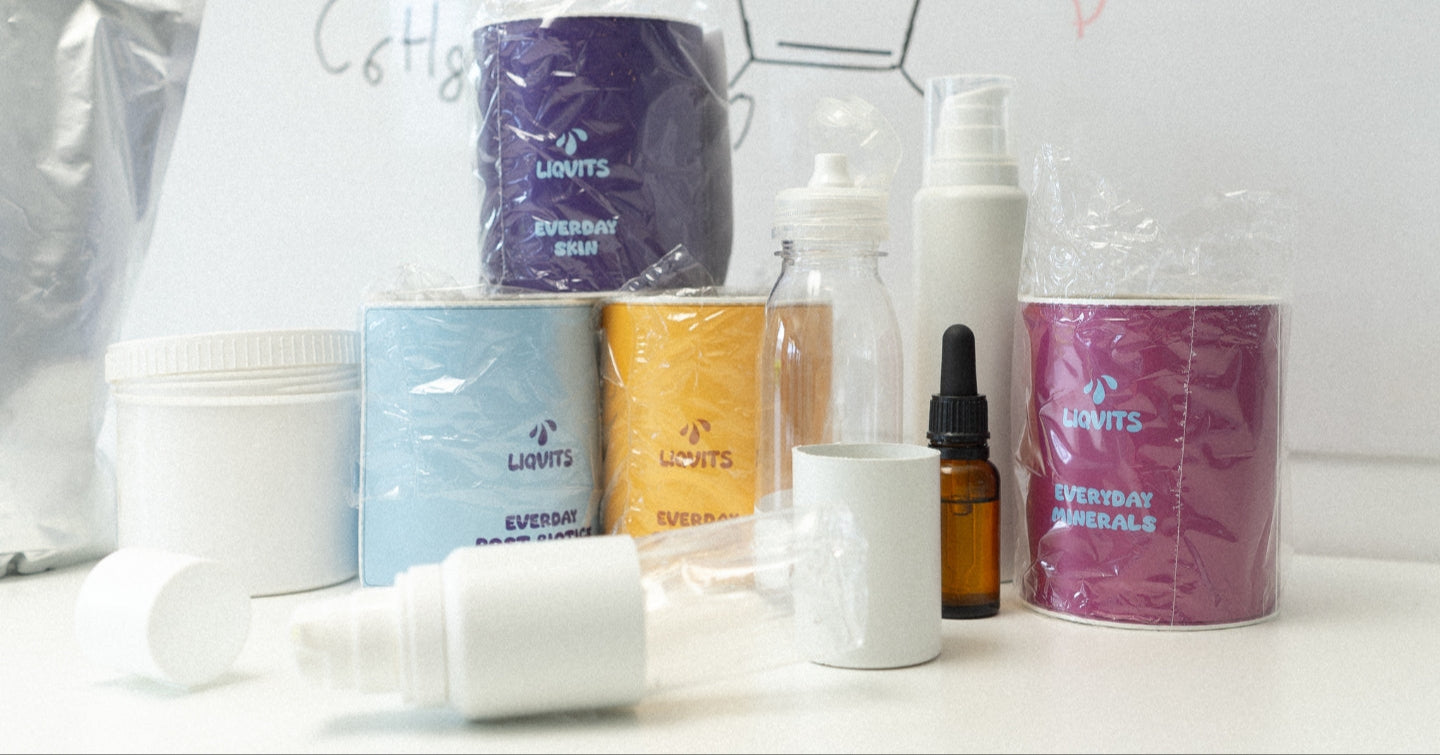 LiqVits Foto unserer Eitkettenrollen im Laborumfeld mit aufgeschnittener AIrless Motion Flasche