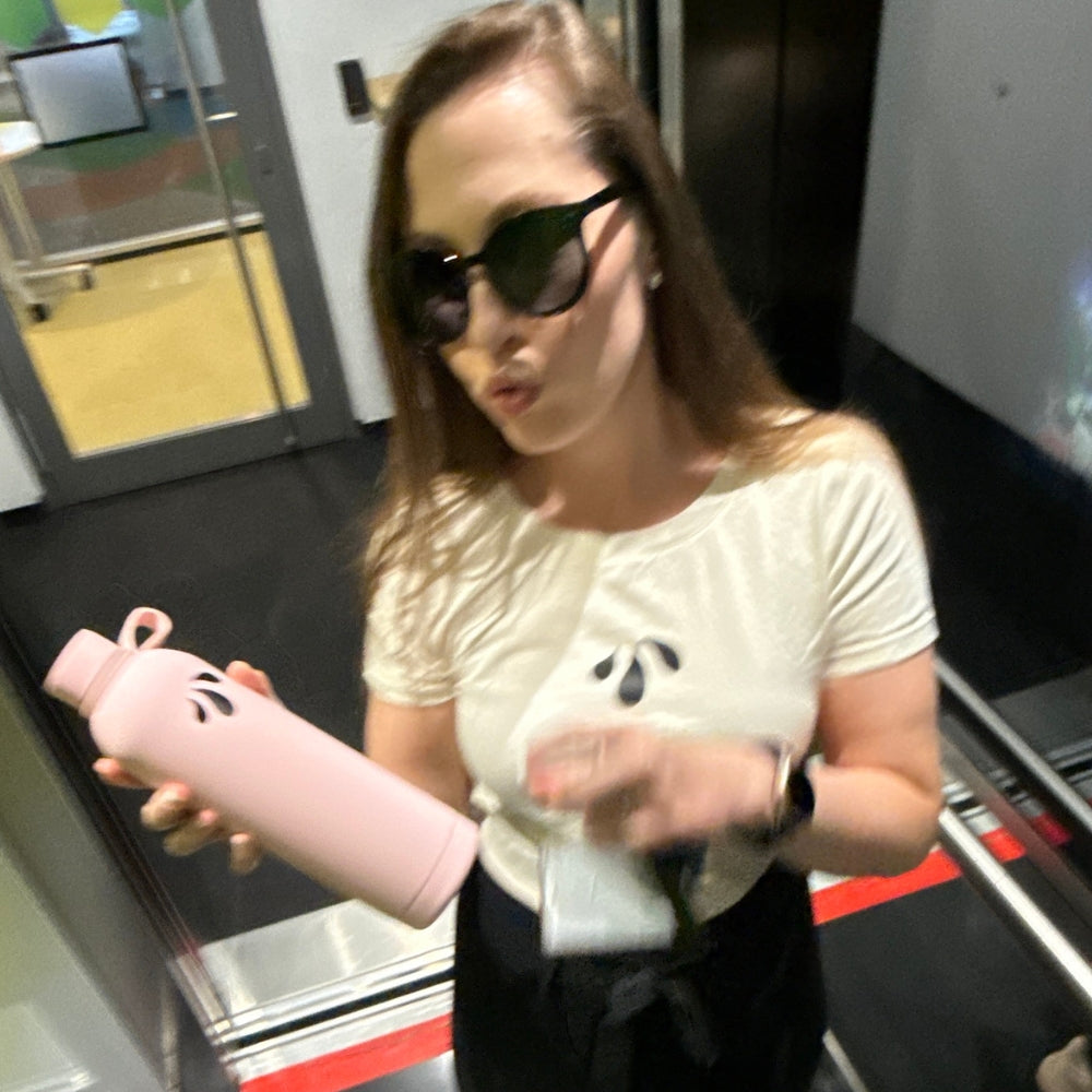 LiqVits Nahrungsergänzung Lifestyle Foto mit Anna die eine 750 Trinkflasche hält