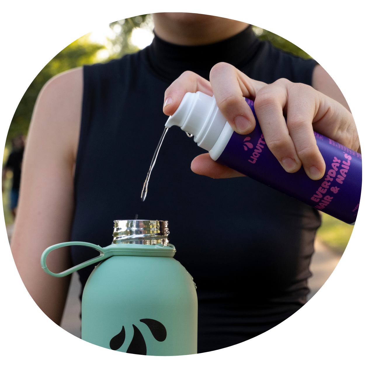 LiqVits Lifestyle Bild Everyday Hair & Nails wird direkt in eine grüne LiqVits Trinkflasche dosiert
