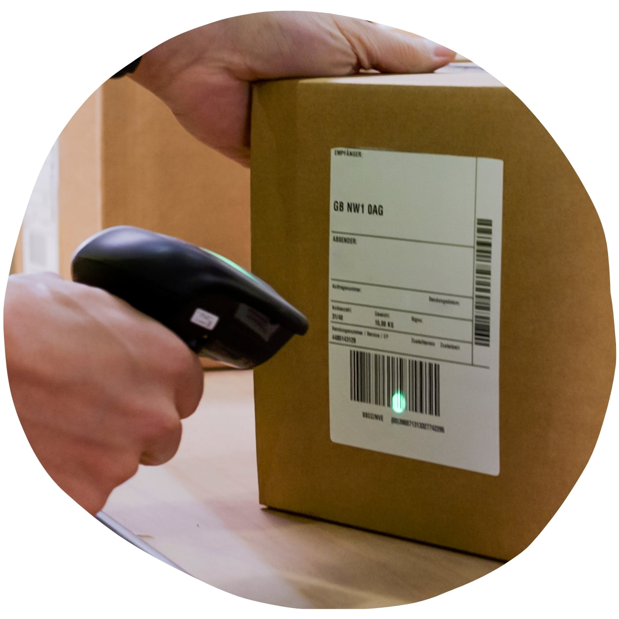 LiqVits Logistik Center in zentraler Lage für kurze Wege mit Scanner der auf einen Barcode zielt