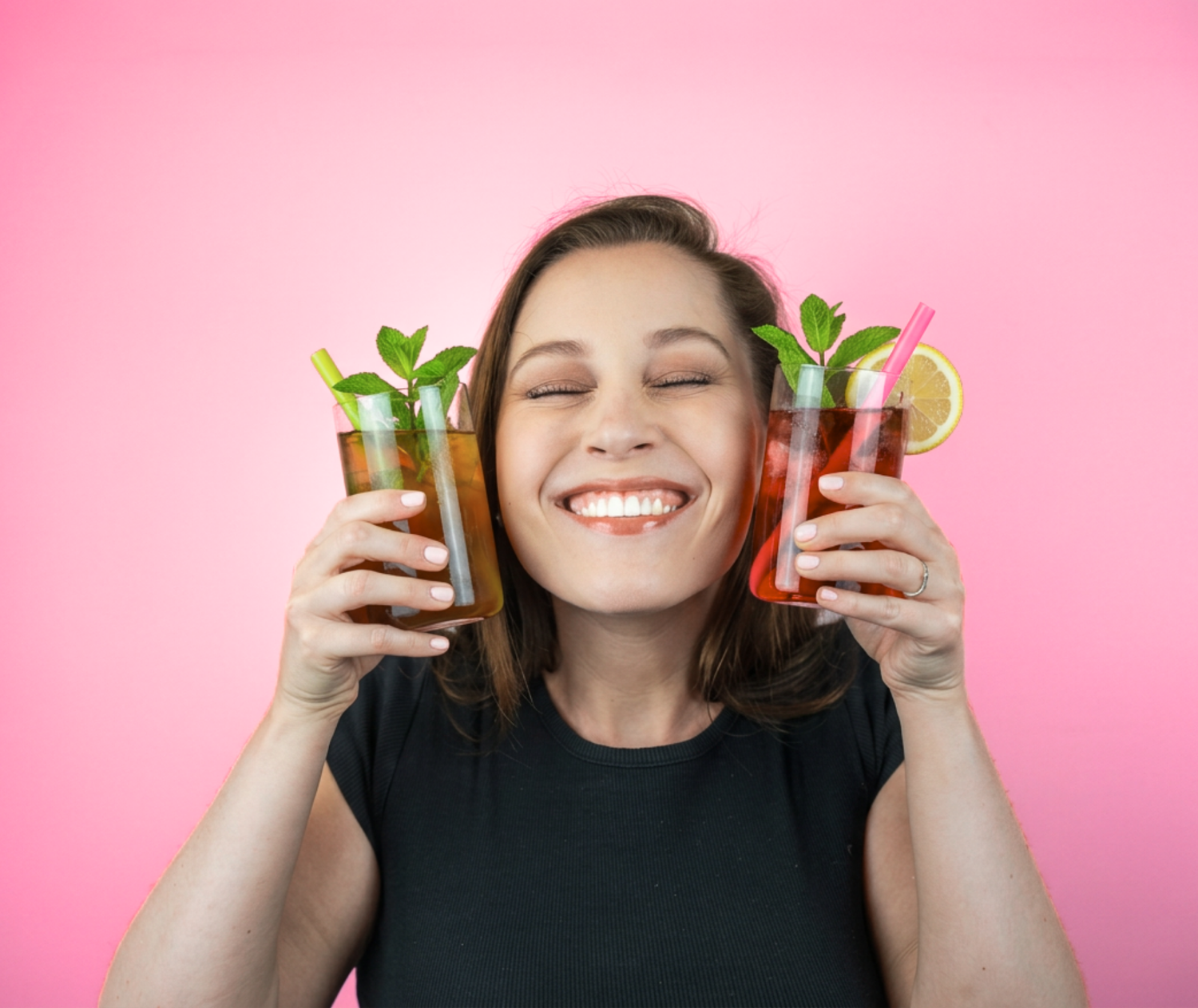 LiqVits Nahrungsergänzung mit Model Anna trinkt Lieblingsdrink mit Minze und Zitrone als Mocktail