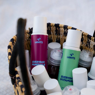 Korb mit mehreren LiqVits und Favour Flavour Flaschen zu sehen sind Everyday Vitamins und Everyday Minerals