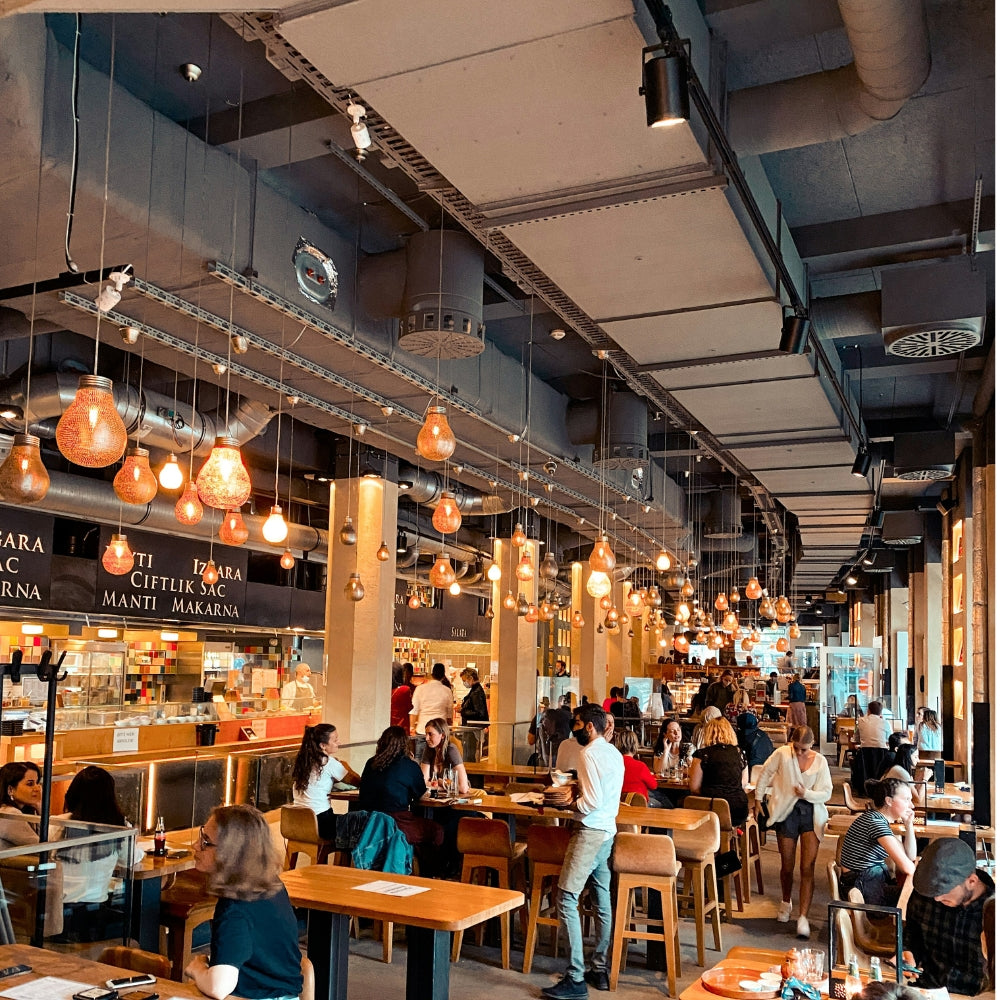 Stockphoto mit Menschen in einem modernen Restaurant